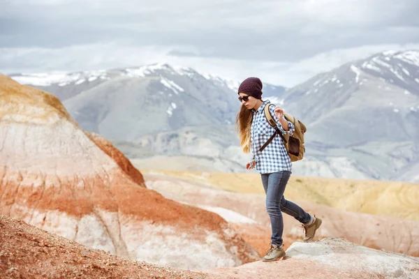 Дівчина ходить по червоних горах — стокове фото