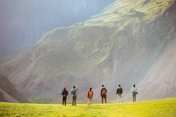 Bir grup insan karşı dağlar vadi — Stok fotoğraf