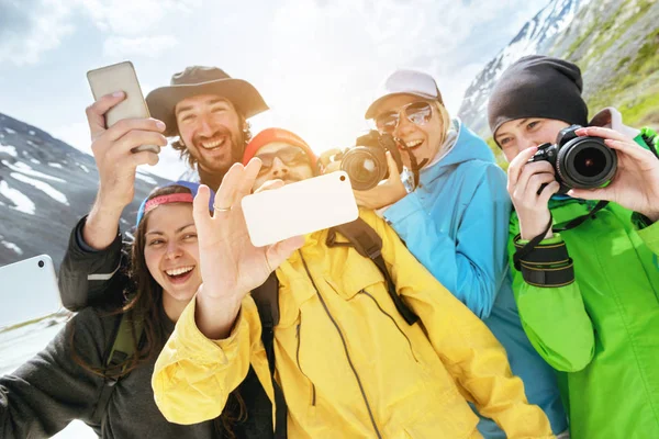 Groep gelukkige vrienden toeristen foto selfie — Stockfoto