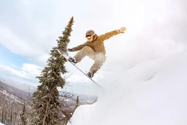 Snowboarder salto offpiste floresta freeride — Fotografia de Stock