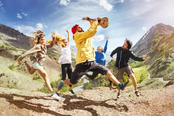 Grupo de amigos felices música saltos trekking diversión — Foto de Stock