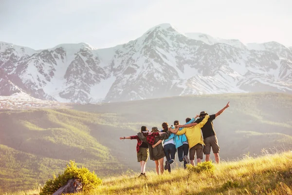 Grupo de amigos felizes contra montanhas — Fotografia de Stock