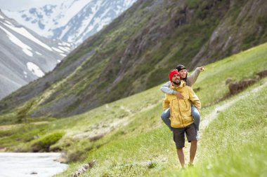 Mutlu çift dağlar sırtlama yürümek