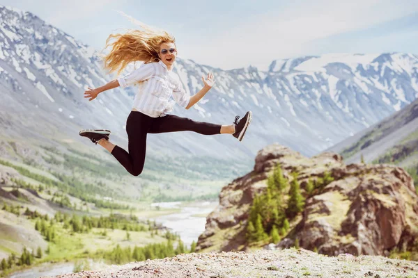 愉快的妇女跳跃的山旅行 — 图库照片