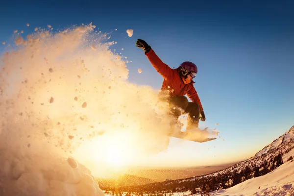 Snowboarder salta por do sol com poeira de neve — Fotografia de Stock