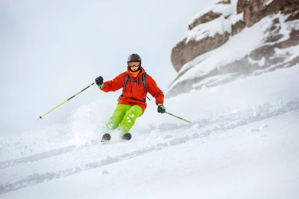Esquiador freerides em declive offpiste — Fotografia de Stock
