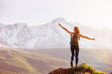 Bayan büyük dağlar kayaya standları