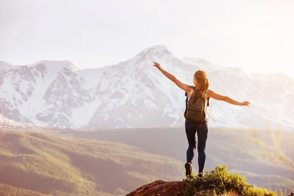 Lady stands big rock against mountains — Stock Photo, Image