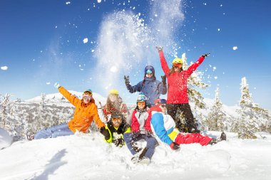 Mutlu kayakçı ve Snowboard düşkünleri kış tatil