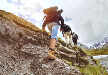 Yokuş yukarı trek tarafından yürüyen turist Grup