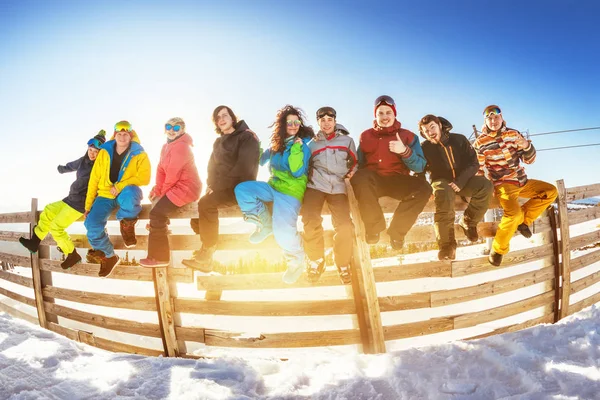 Esquí invierno vacaciones concepto grupo amigos — Foto de Stock