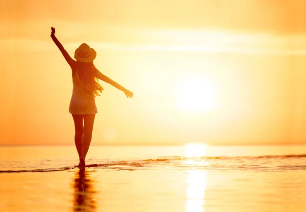 Silueta Ladys con brazos levantados puesta de sol playa — Foto de Stock