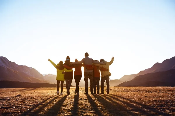 Gruppe von Freunden gegen den Sonnenuntergang — Stockfoto