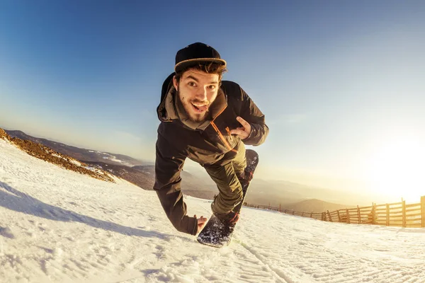 Mannen snowboardåkare lekfullt hoppa trick — Stockfoto