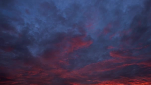 Stämningsfulla solnedgången molnig himmel i 4 k timelapse — Stockvideo