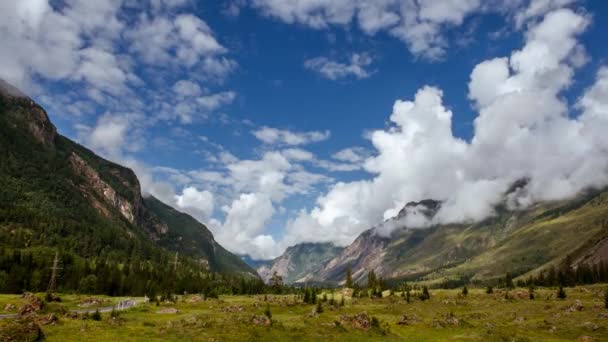 Berge und bewölkter Himmel 4k Zeitraffer — Stockvideo