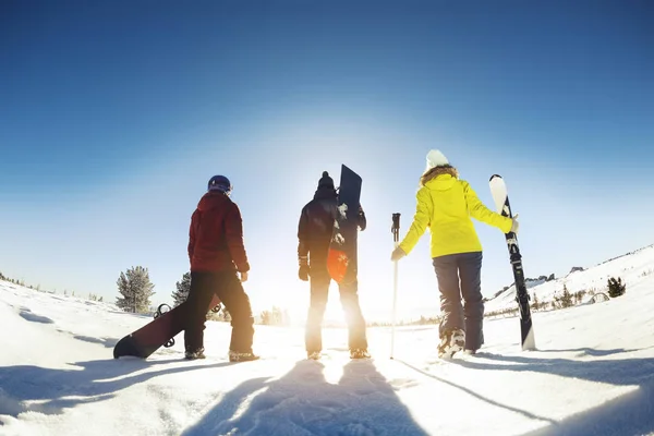 Kayak kayakçı ve Snowboard düşkünleri resort konsepti — Stok fotoğraf