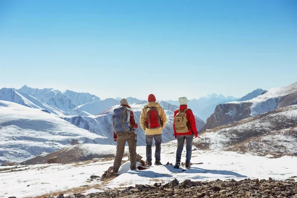 Drie toeristen staat op de bergpas — Stockfoto