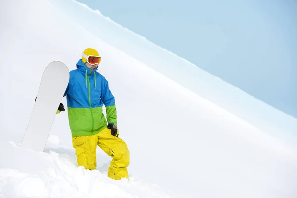 Snowboarder stand backcountry pendenza polvere — Foto Stock