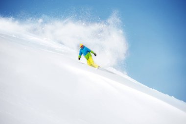 Offpiste tozu ile hızlı snowboarder