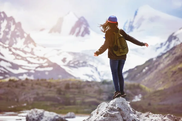 Chica stands grandes montañas de roca mochila concepto de viaje — Foto de Stock