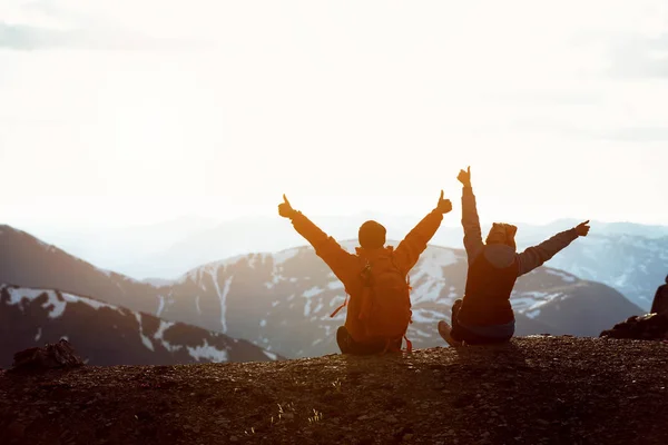 Dos excursionistas en la cima de la montaña con los brazos levantados —  Fotos de Stock