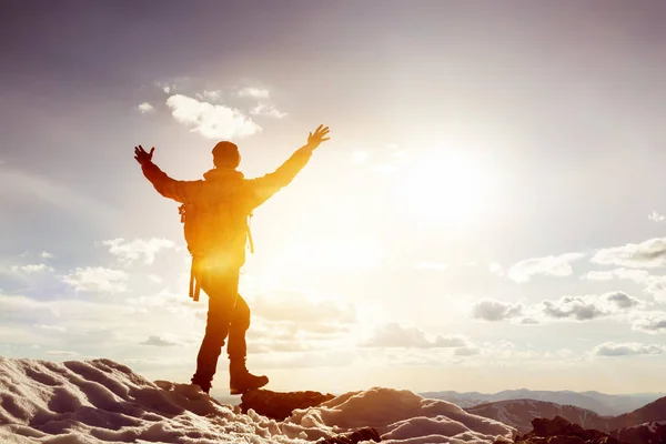 Man vinnare mountain top glad trekking — Stockfoto