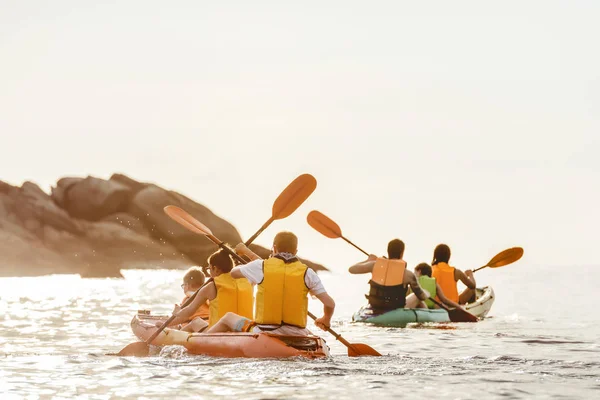 团体皮划艇家庭旅游海上日落 — 图库照片