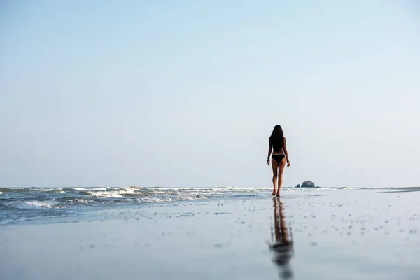 Slim senhora caminha em loneny praia do mar — Fotografia de Stock