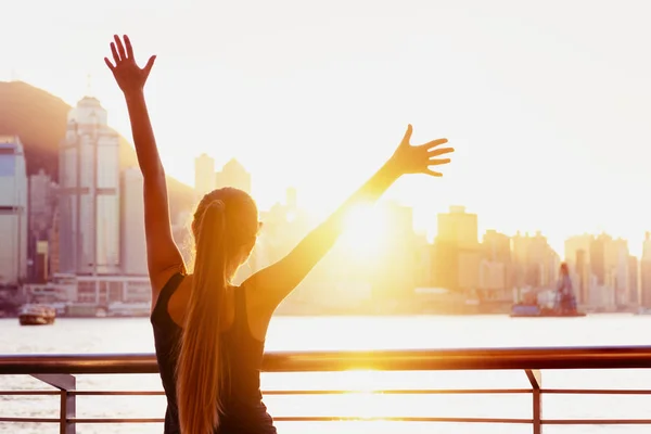 Chica feliz levantó las manos puesta de sol Hong Kong — Foto de Stock