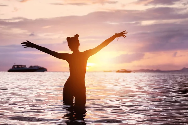 Feliz chica delgada silueta puesta del sol mar playa — Foto de Stock