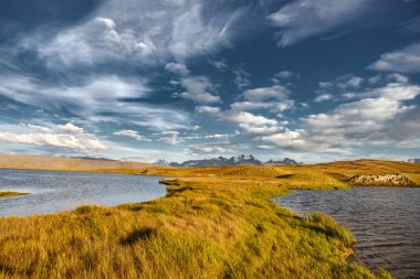 Sakin manzara su yüzey karlı dağlar
