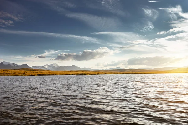 Gran lago tranquilo y montañas nevadas — Foto de Stock