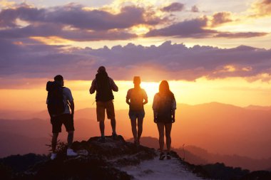 Grup turist arkadaşlar halklar dağın tepesine bak günbatımı