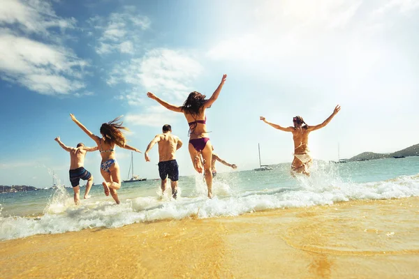 Grupo grande amigos playa ejecutar vacaciones — Foto de Stock