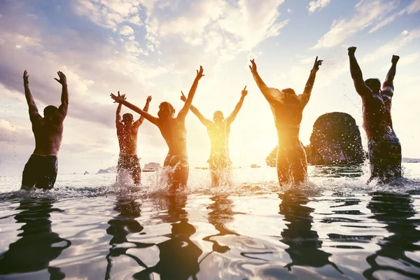 Groep vrienden zee strand leuk partij — Stockfoto