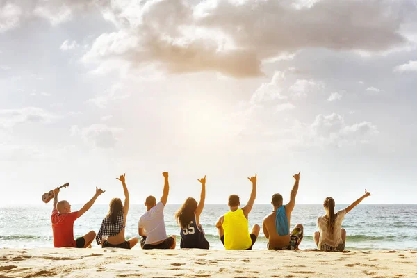 Grupo amigos festa pôr do sol praia — Fotografia de Stock