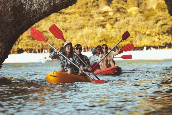 Group friends walk by kayaks kayaking travel — Stock Photo, Image