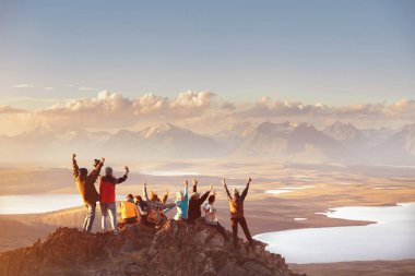 Mountainsv alanda mutlu arkadaşlar büyük bir grup