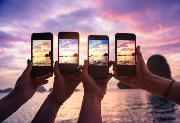 Vier handen met mobiele telefoons nemen foto — Stockfoto