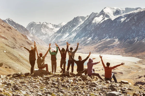 Grande companhia ativa de amigos felizes em montanhas — Fotografia de Stock