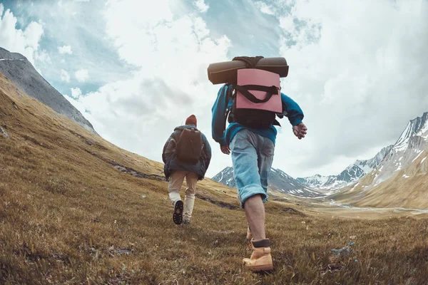 Två vandrare går uppför i berg — Stockfoto