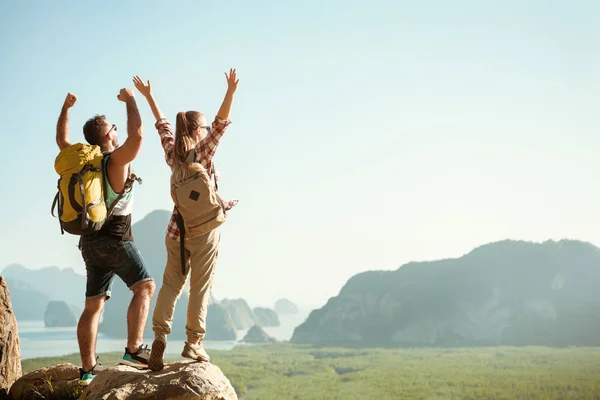 Dois turistas felizes levantaram o ponto de vista braços — Fotografia de Stock