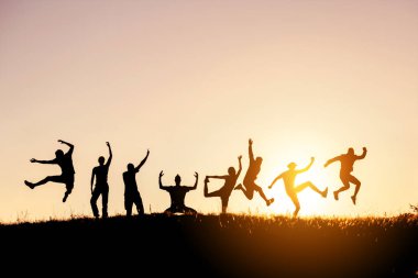 Arkadaşlar büyük grup siluetleri atlamak ve eğlenceli