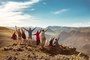 Büyük grup mutlu arkadaşlar veya dağlarda turistler