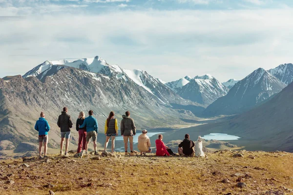 Grupp turister i bergen — Stockfoto