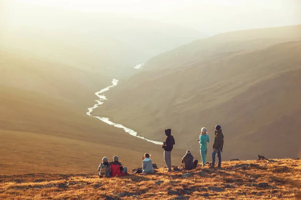 Grupo grande turistas excursionistas montaña cima mirador —  Fotos de Stock