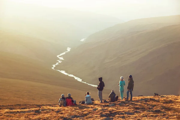 Büyük grup turistler yürüyüşçüler dağ üst bakış açısı — Stok fotoğraf