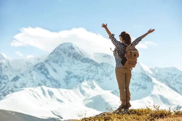 Mutlu bayan yürüyüşçü dağlara karşı kolları kaldırdı ile duruyor — Stok fotoğraf