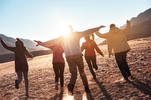 Gelukkige vrienden die plezier hebben bij zonsondergang — Stockfoto